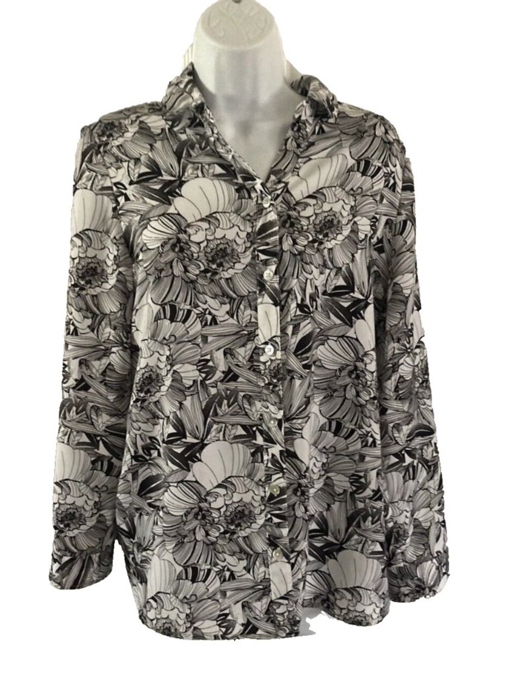 Chico's black and white bold sketch floral button-up blouse Size 0